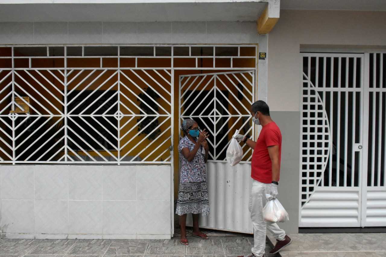 Camacã: Prefeitura distribui pão, leite e máscaras para famílias em São João do Panelinha